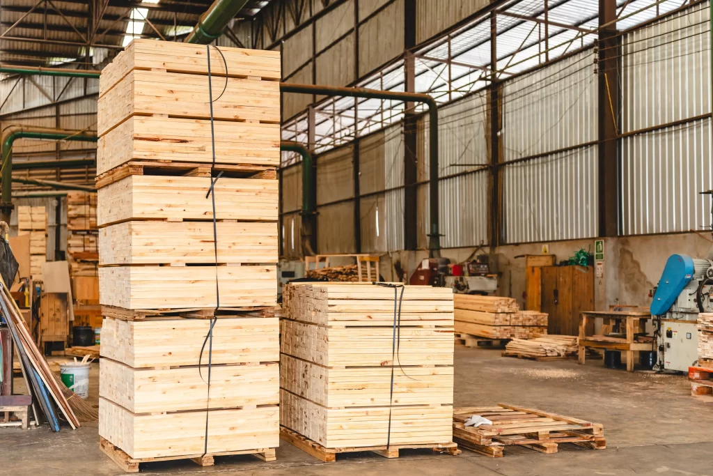 Embalaje de madera apilado en un almacén. Cajas de embalaje listas para transporte o almacenamiento.